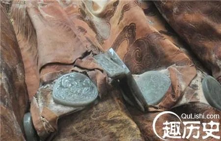 龙袍干尸的真实身份是谁？竟无人知晓永远成谜