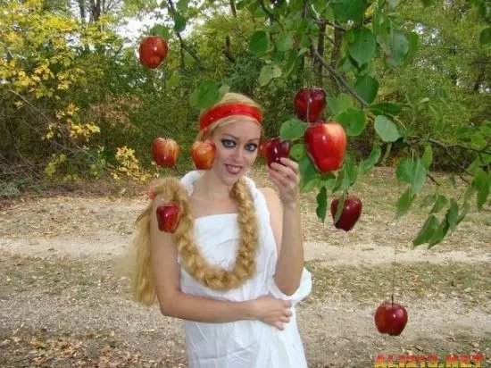 俄罗斯“凤姐”重口COS 回眸一笑众宅男晕倒