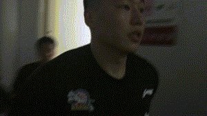 万圣伟领总冠军戒指全队祝福，为什么李根只能在球员通道领？