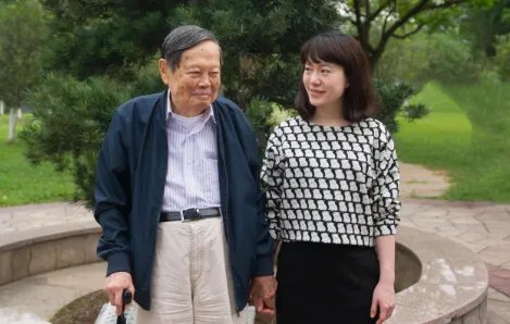 杨振宁允许妻子改嫁，遗产分配让人意外，翁帆为何伤心不已呢？