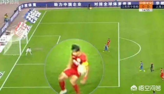 中超第26轮上港客场对苏宁,王燊超第12分钟禁区里手球,主裁为何不判点球?