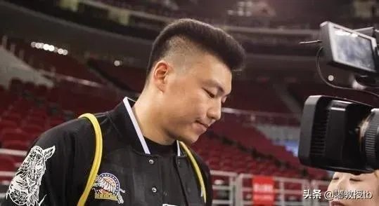 万圣伟领总冠军戒指全队祝福，为什么李根只能在球员通道领？