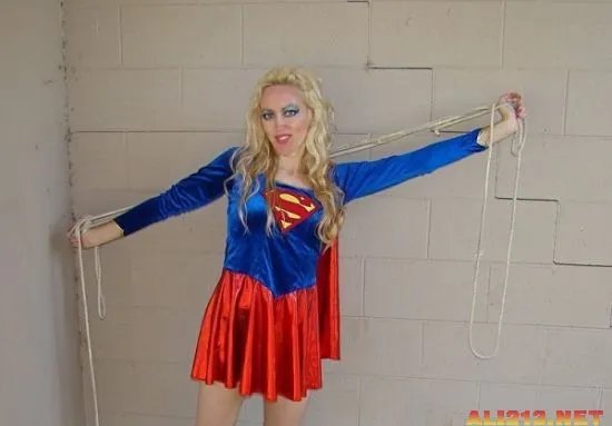 俄罗斯“凤姐”重口COS 回眸一笑众宅男晕倒