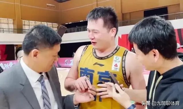 万圣伟领总冠军戒指全队祝福，为什么李根只能在球员通道领？