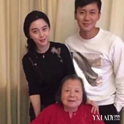 李晨奶奶去世的照片曝光范冰冰送花圈喊“奶奶”