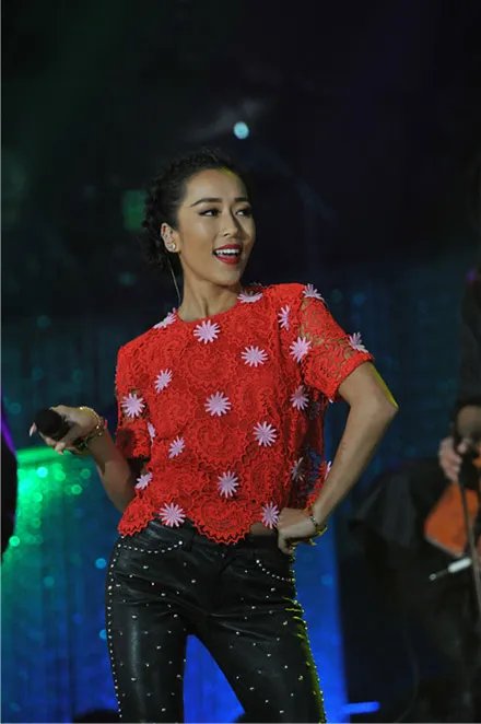 吉克隽逸撞脸球星引热议 与艾菲尴尬同台争一姐