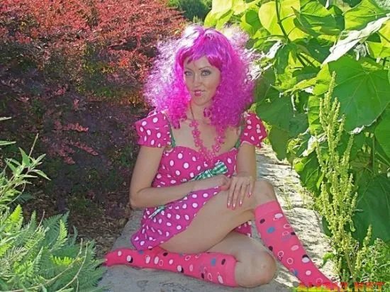 俄罗斯“凤姐”重口COS 回眸一笑众宅男晕倒