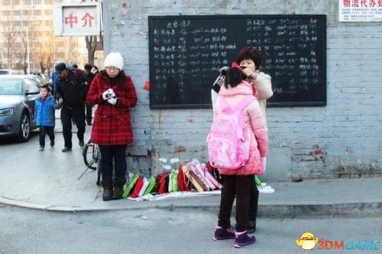 13岁卖发卡的女孩为患癌妈妈筹钱 勤劳感动世人