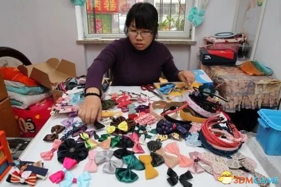 13岁卖发卡的女孩为患癌妈妈筹钱 勤劳感动世人