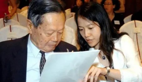 杨振宁允许妻子改嫁，遗产分配让人意外，翁帆为何伤心不已呢？