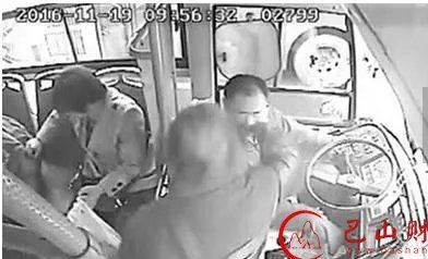 老汉打驾驶员耳光 只因半路拦车未果司机申请受委屈奖