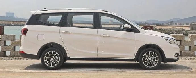 起亚k3中配和k3低配有什么不同,起亚k3低配是什么样的