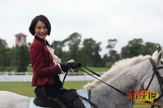 八旬老人带棺材露宿街头 娱乐圈孝顺的明星们