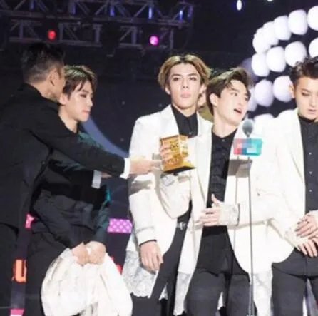 刘德华exo颁奖时被网友误解 事后华仔粉丝晒照澄清事实