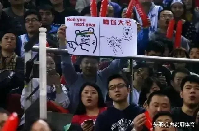 万圣伟领总冠军戒指全队祝福，为什么李根只能在球员通道领？