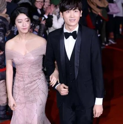 南智贤和朴炯植最新咨询  地铁大秀恩爱被曝两人假戏真做