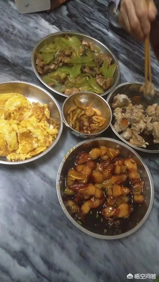 你第一次上灶做饭，给多少人做？做了几道菜，客人是否满意？