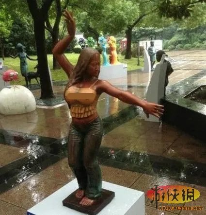 芙蓉姐姐雕塑上海“惊艳”亮相 盘点诡异雕塑