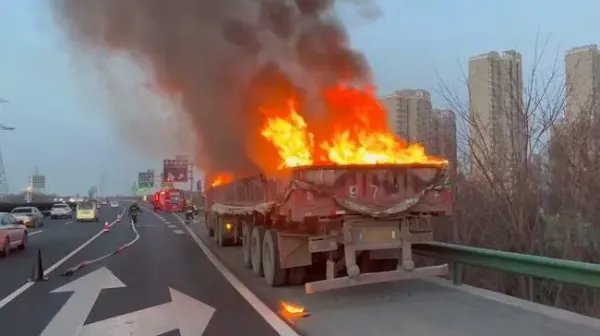 京港澳高速郑州至新乡方向，载32吨废旧电瓶半挂车起火，造成怎样的损失？