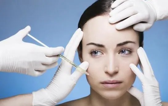 女子朋友圈卖“假美容针”受到处罚了吗？