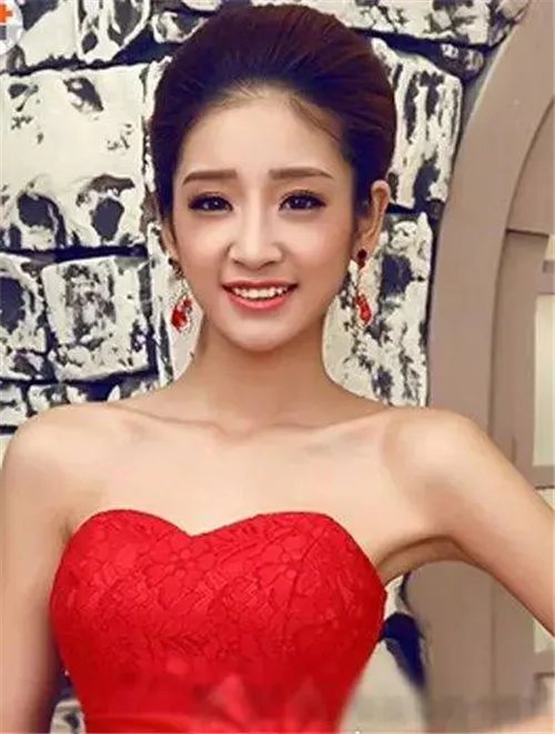 红色礼服新娘发型图片 新娘礼服发型需要怎么搭配