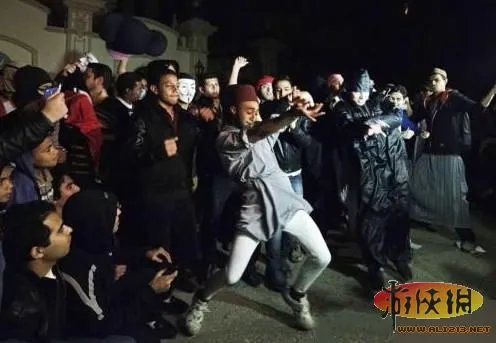 抖奶妹出位表演哈林摇爆红网络 新神曲屌丝舞