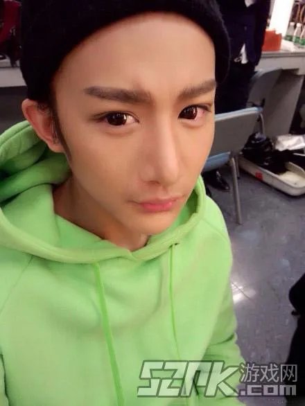 让我摸一摸你的美腿吧！神仙哥哥小灿绝美照片合辑