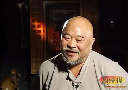 八旬老人带棺材露宿街头 娱乐圈孝顺的明星们