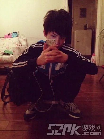 让我摸一摸你的美腿吧！神仙哥哥小灿绝美照片合辑