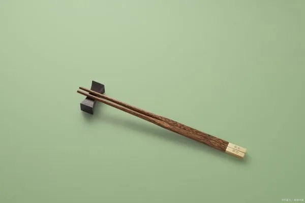 明明是中国人发明的筷子,为什么到了日本和韩国,被改成什么样了呢?