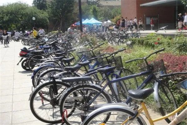 清华一学生边骑车边用电脑，这就是学霸吗？