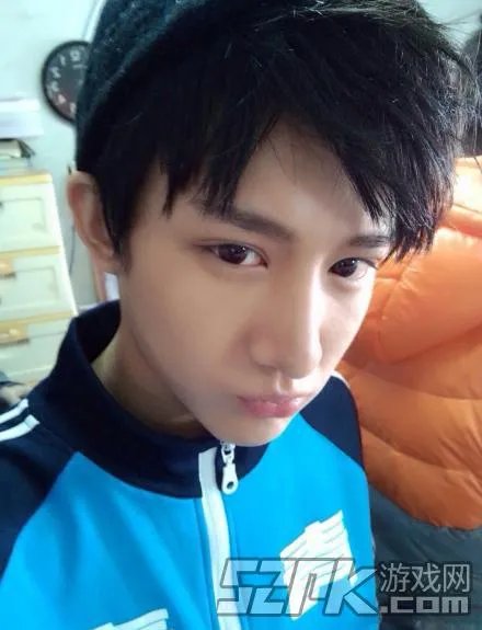 让我摸一摸你的美腿吧！神仙哥哥小灿绝美照片合辑