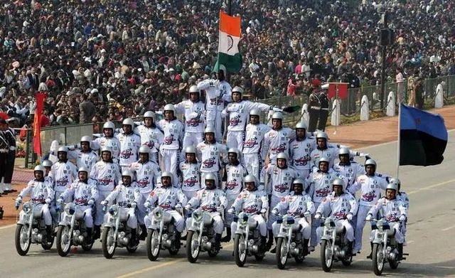 印度不是很落后吗?为什么还有钱去采购大量武器?