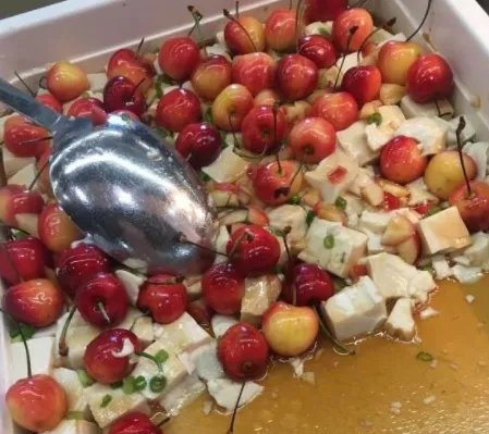 芜湖一高校食堂做黑暗料理西红柿炒月饼，你还见过哪些黑暗料理？