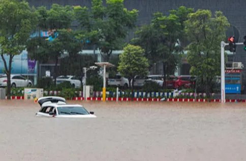 青岛街面积水成河汽车漂浮是怎么回事？