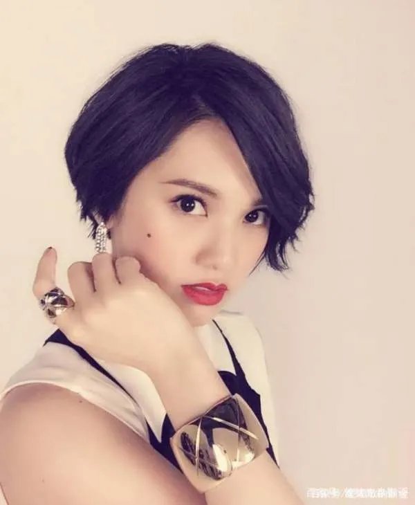 杨丞琳清空社交账号，已为人妻成功洗白自己。你怎么看？