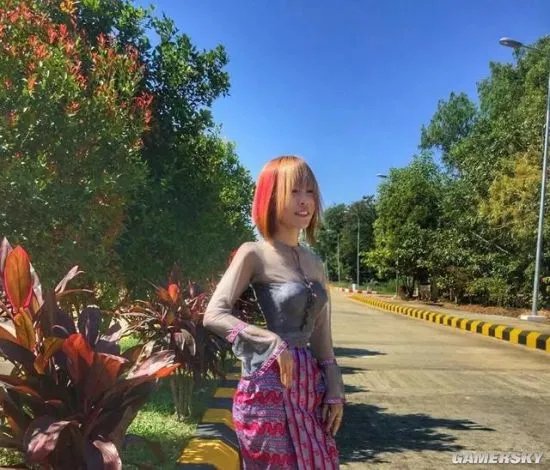 缅甸女孩成为全球腰最细的人 被网友质疑是P图