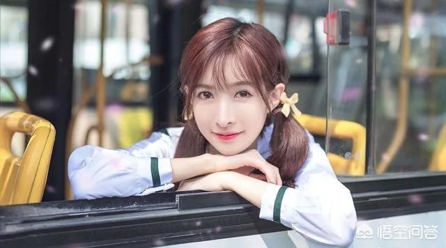 斗鱼女主播放话开通皇帝就可带走，立马有水友开通皇帝，秒收30发超火！你怎么看？