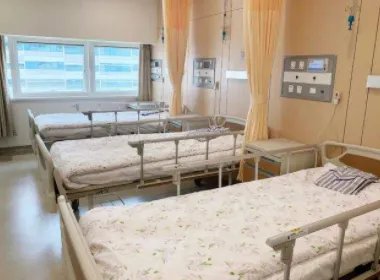 青岛一男子被大力女朋友锤断3根肋骨,女友的行为是否构成故意伤害罪?