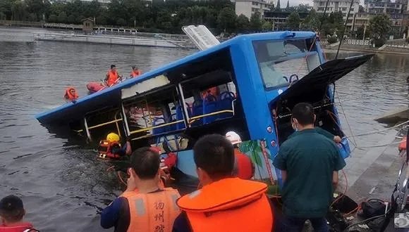 贵州公交坠湖事故已致21死，如此惨剧是如何发生的？