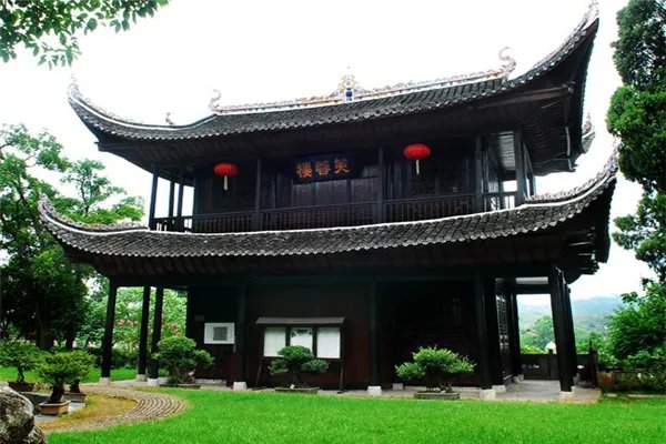 《芙蓉楼送辛渐》表达了什么？中心思想是什么？