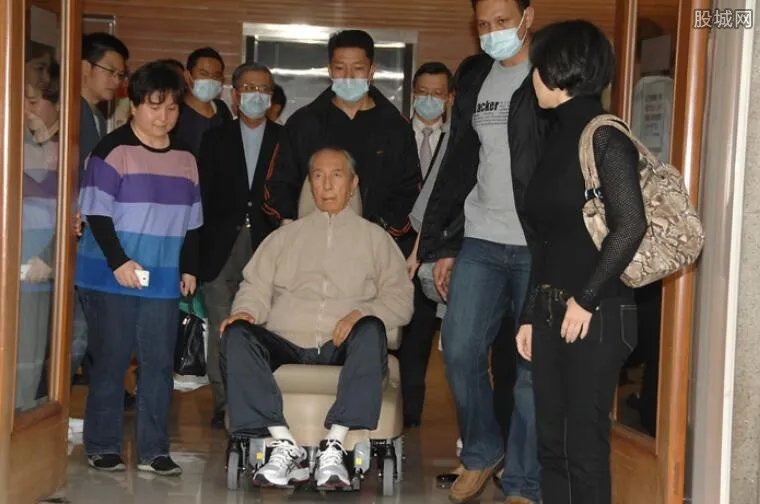 何超琼许晋亨有孩子吗 何超琼出柜亲密照曝光情史揭秘