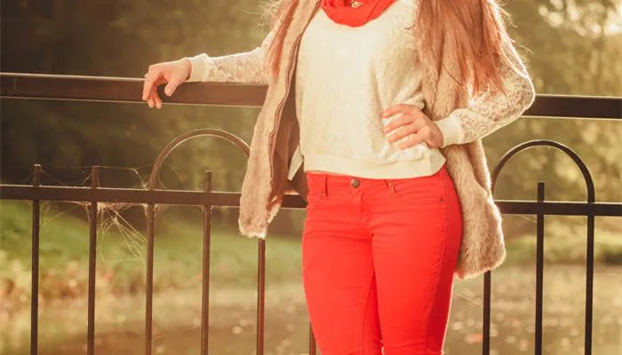 酒红色裤子配什么上衣 酒红色裤子配什么上衣好看