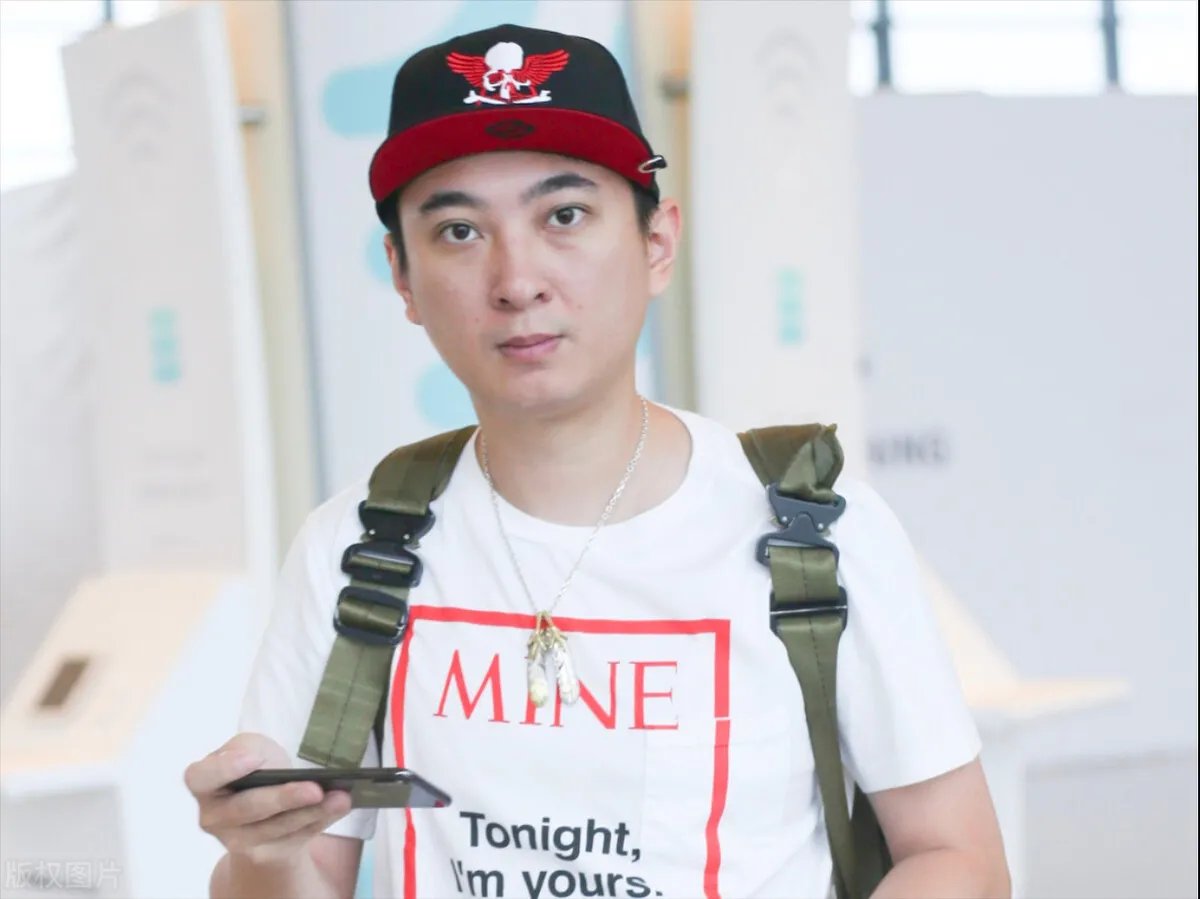 王思聪和新欢逛街，此女子是何许人也？