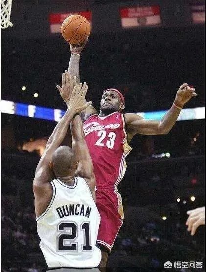 库兹马篮下协防，考辛斯顺下接球完成劲爆隔扣，倒地的库兹马表情狰狞。你怎么看？