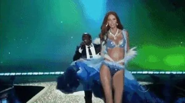 维密史上失误瞬间，大佬们都是如何化解尴尬的？