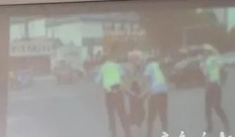 济南一女子闯红灯被查后声称要住马路上把路全堵住是怎么回事？