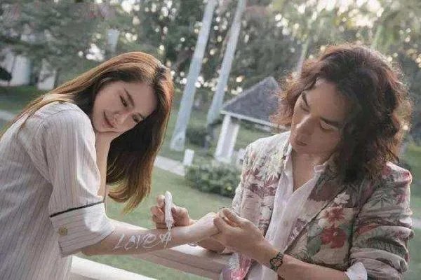 李承铉直拍戚薇坐过山车，这夫妻俩是在秀恩爱吗？