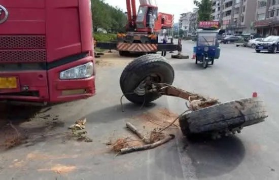 货车两个前轮都没了仍在行驶 现场画面曝光既搞笑又后怕！