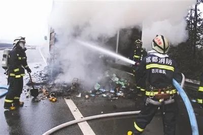 快递车高速路起火 一车快递几乎都已被烧光
